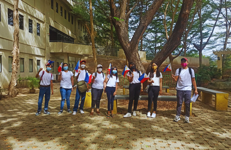 The Estoile Staff posing for a group photo