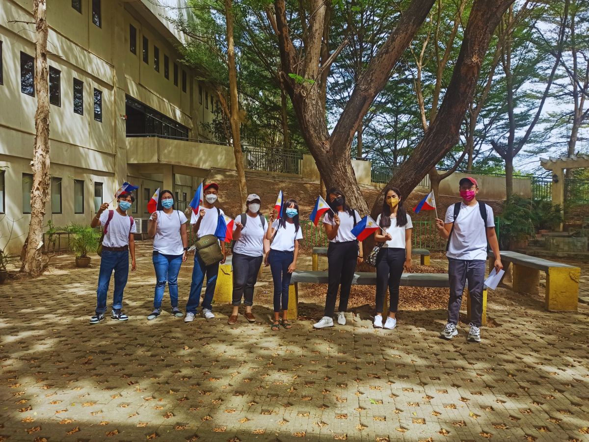 The Estoile Staff posing for a group photo